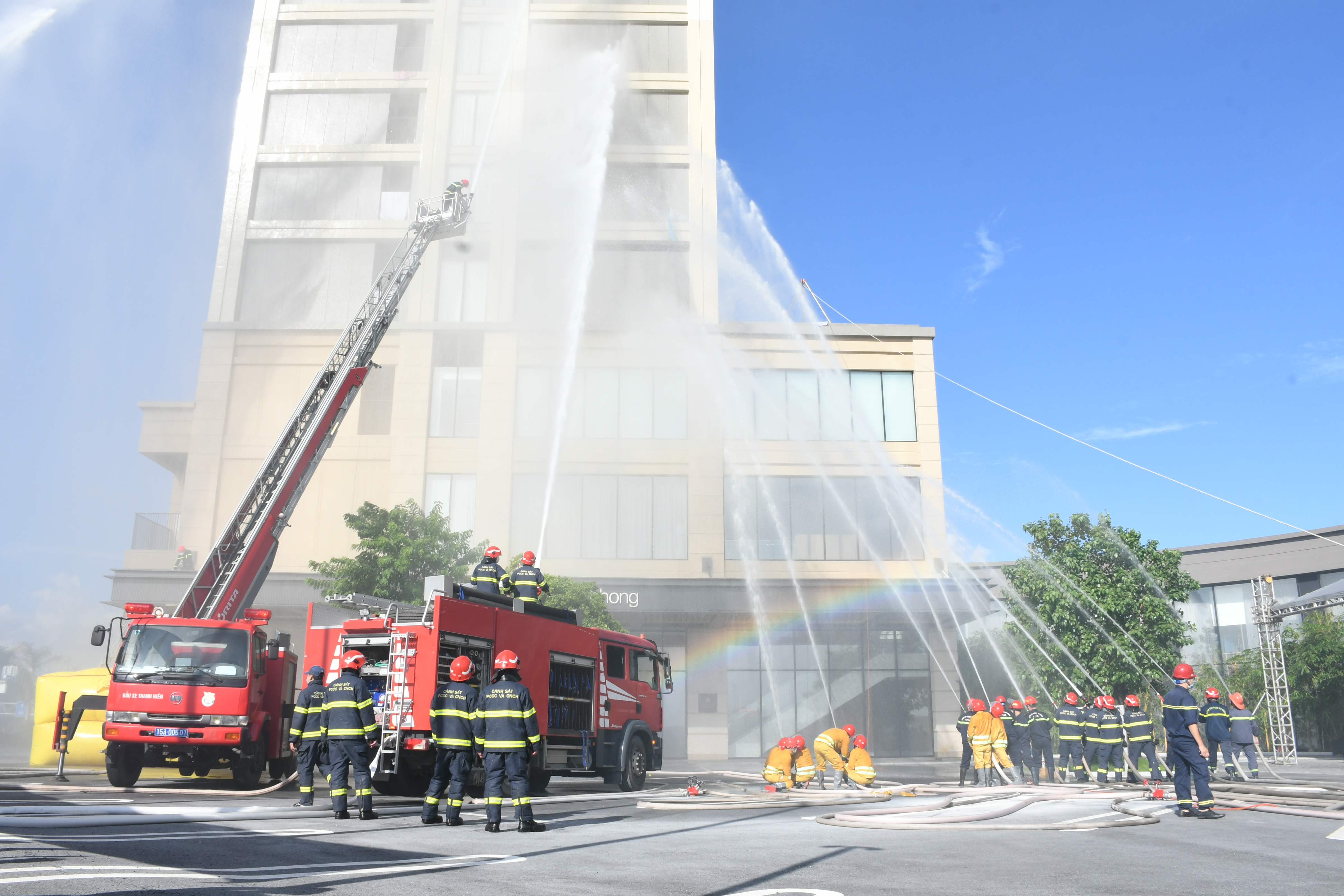 Thực tập phương án chữa cháy và cứu nạn, cứu hộ phối hợp nhiều lực lượng